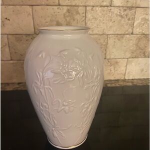 Lenox Masterpiece Collection Sm Vase Embossed Iris Flowers Cream  Gold Trim